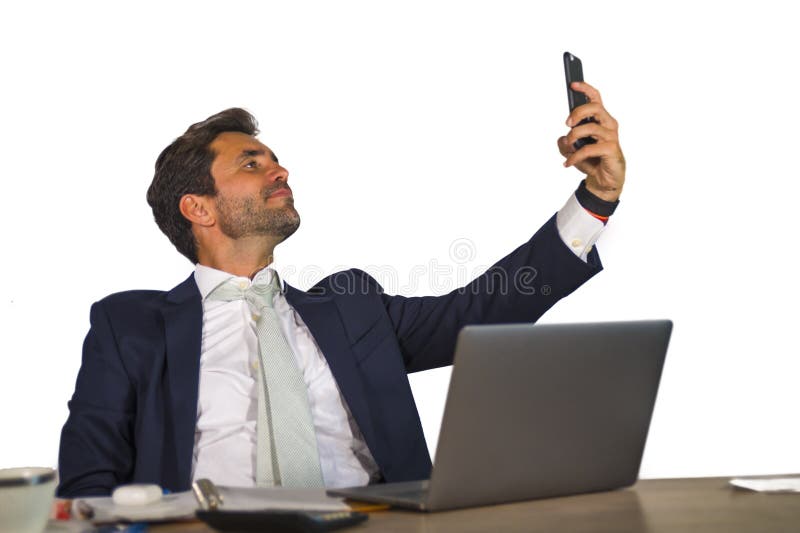 Giovane uomo d'affari attraente e sicuro in vestito che lavora allo scrittorio corporativo del computer di ufficio della società immagini stock Giovane uomo d'affari attraente e sicuro in vestito che lavora allo scrittorio corporativo del computer di ufficio della società immagini stock