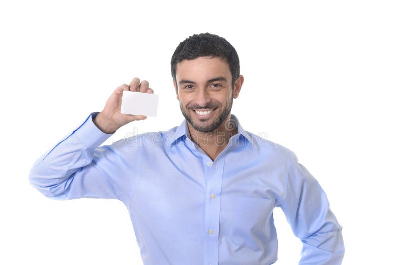 Giovane uomo d'affari attraente felice che tiene biglietto da visita in bianco con lo spazio della copia fotografia stock libera da diritti Giovane uomo d'affari attraente felice che tiene biglietto da visita in bianco con lo spazio della copia fotografia stock libera da diritti