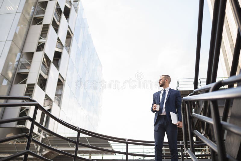 Giovane uomo d'affari che esamina il futuro fotografia stock libera da diritti Giovane uomo d'affari che esamina il futuro fotografia stock libera da diritti
