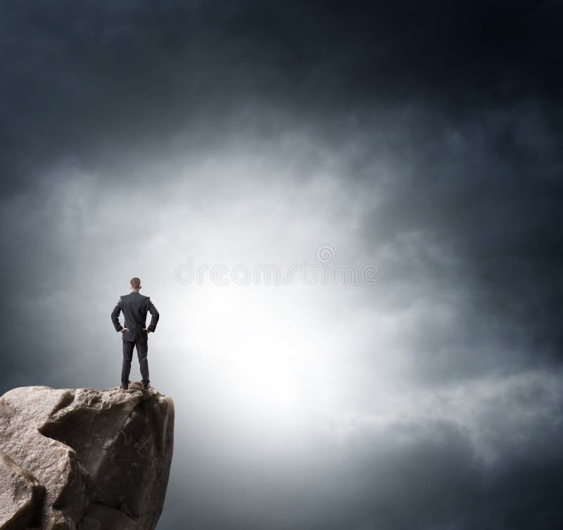 Giovane uomo d'affari che guarda al futuro immagini stock libere da diritti Giovane uomo d'affari che guarda al futuro immagini stock libere da diritti