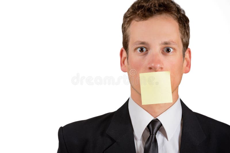 Giovane uomo d'affari con la nota in bianco sulla sua bocca