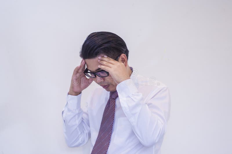 Giovane uomo d'affari, con le mani sulla testa, con pressione su lavoro, su fondo bianco fotografie stock libere da diritti Giovane uomo d'affari, con le mani sulla testa, con pressione su lavoro, su fondo bianco fotografie stock libere da diritti
