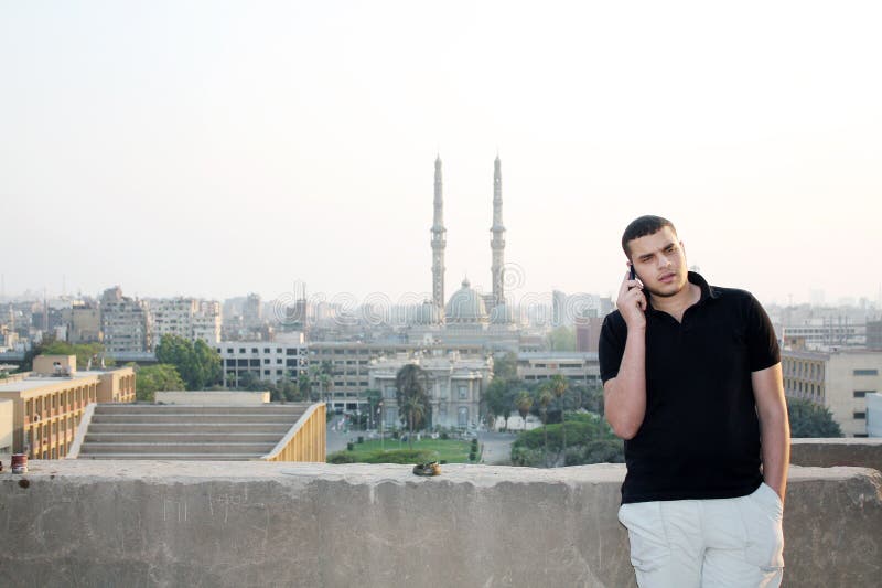 Giovane uomo d'affari egiziano arabo che parla con il telefono fotografie stock Giovane uomo d'affari egiziano arabo che parla con il telefono fotografie stock
