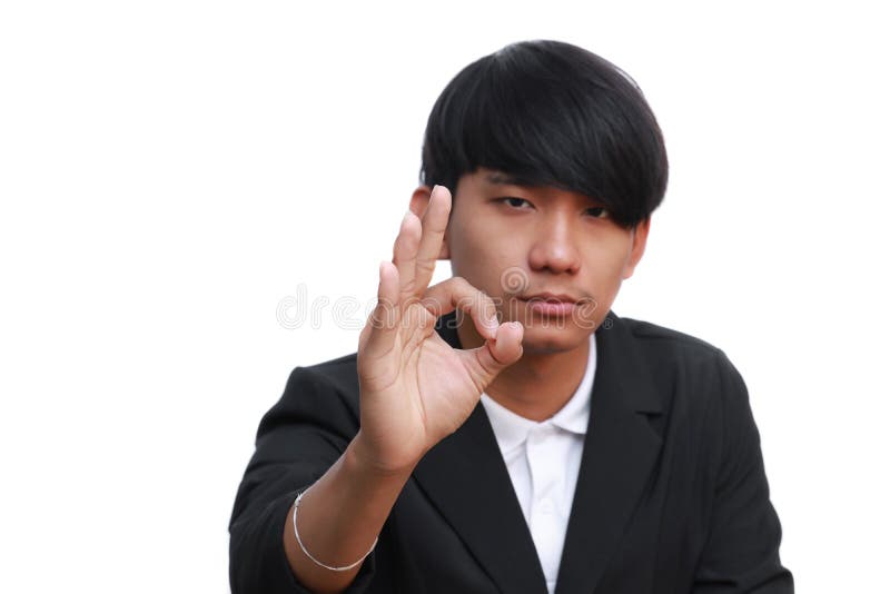 Giovane uomo d'affari felice che mostra segno giusto su fondo bianco fotografia stock Giovane uomo d'affari felice che mostra segno giusto su fondo bianco fotografia stock