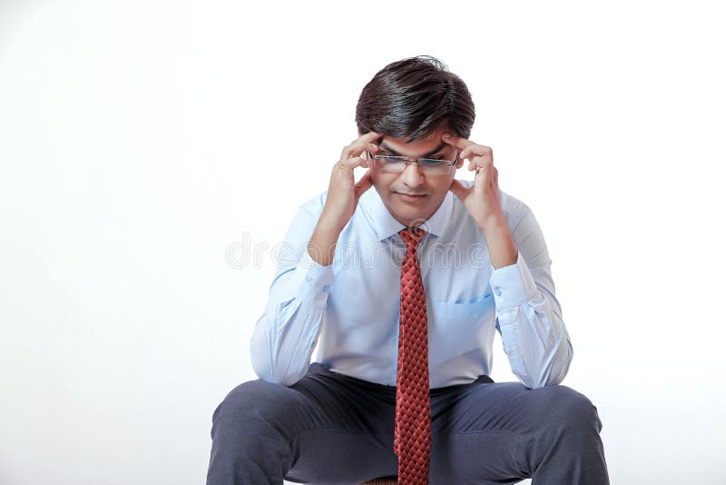 Giovane uomo d'affari indiano con l'emicrania sopra fondo bianco fotografie stock libere da diritti Giovane uomo d'affari indiano con l'emicrania sopra fondo bianco fotografie stock libere da diritti