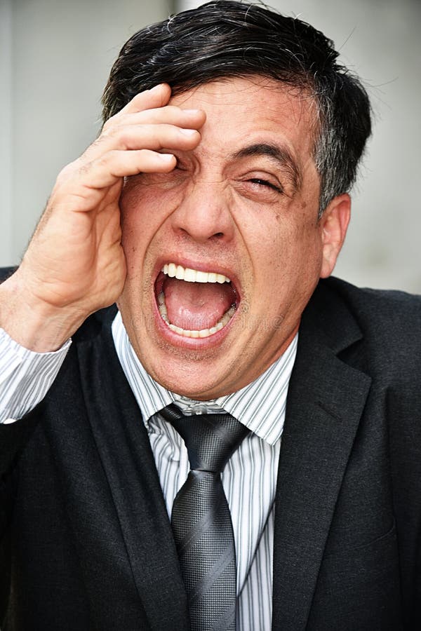 Giovane uomo d'affari Laughing Wearing Suit e legame immagine stock libera da diritti Giovane uomo d'affari Laughing Wearing Suit e legame immagine stock libera da diritti