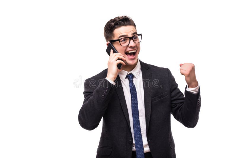 Giovane uomo di affari che parla sul cellulare, eccitato, rallegrandosi, isolato su fondo bianco immagini stock libere da diritti Giovane uomo di affari che parla sul cellulare, eccitato, rallegrandosi, isolato su fondo bianco immagini stock libere da diritti