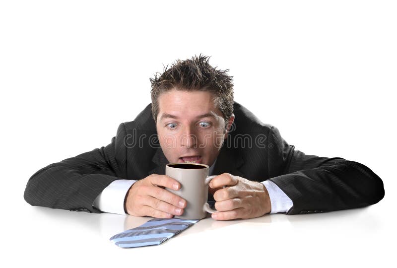 Giovane uomo di affari della persona dedita che giudica tazza di caffè pazza nella dipendenza della caffeina