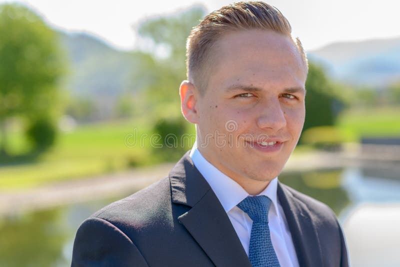 Giovane uomo professionale con un sorriso di orientamento fotografie stock libere da diritti Giovane uomo professionale con un sorriso di orientamento fotografie stock libere da diritti