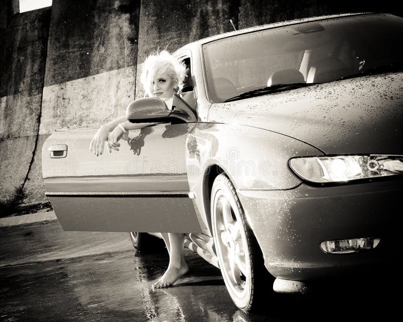 Giovane uscire grazioso della donna dell'automobile sportiva immagini stock Giovane uscire grazioso della donna dell'automobile sportiva immagini stock