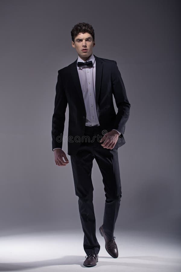 Giovane vestito d'uso di modello elegante fotografie stock libere da diritti Giovane vestito d'uso di modello elegante fotografie stock libere da diritti