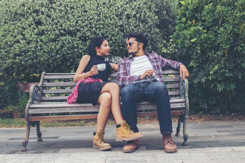 Giovani adolescenti delle coppie dei pantaloni a vita bassa nell'amore nella citt?, godimento di vacanza estiva insieme fotografie stock Giovani adolescenti delle coppie dei pantaloni a vita bassa nell'amore nella citt?, godimento di vacanza estiva insieme fotografie stock