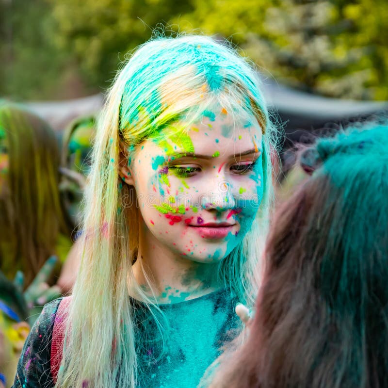 Giovani adolescenti energetici al festival delle pitture del holi in Russia immagini stock Giovani adolescenti energetici al festival delle pitture del holi in Russia immagini stock
