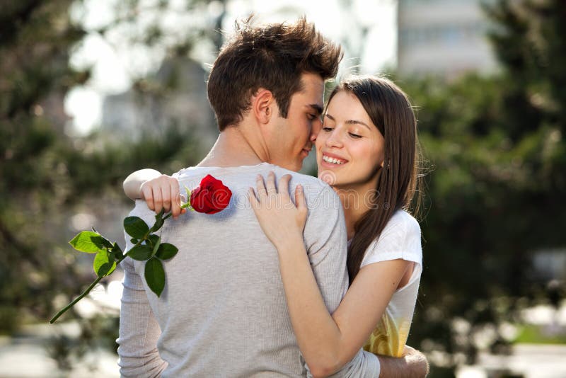 Giovani amanti romantici fotografia stock libera da diritti Giovani amanti romantici fotografia stock libera da diritti