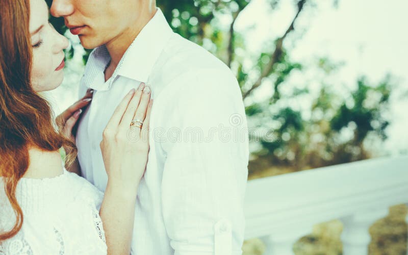 Giovani belle coppie nell'abbraccio di amore nel parco di estate Godere insieme del concetto romantico immagini stock Giovani belle coppie nell'abbraccio di amore nel parco di estate Godere insieme del concetto romantico immagini stock