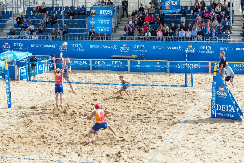 Giovani che giocano la partita professionale di beach volley in arena all'aperto immagini stock libere da diritti Giovani che giocano la partita professionale di beach volley in arena all'aperto immagini stock libere da diritti