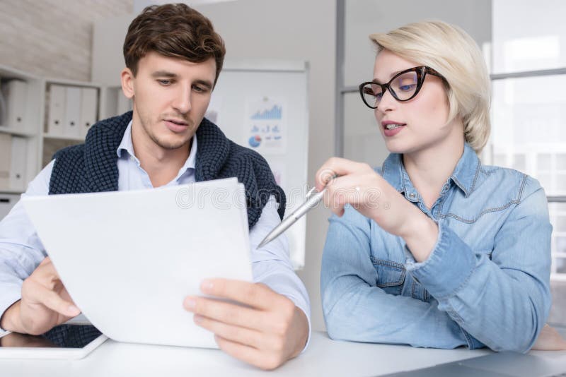 Giovani che studiano insieme immagine stock libera da diritti Giovani che studiano insieme immagine stock libera da diritti