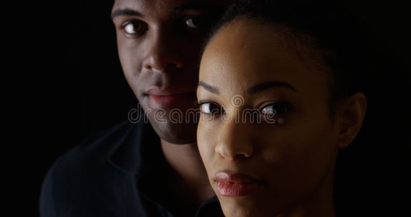 Giovani coppie afroamericane che esaminano macchina fotografica