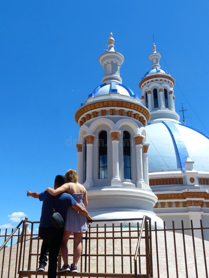Giovani coppie che abbracciano sulla piattaforma di osservazione di nuova cattedrale o Catedral, Cuenca, Ecuador fotografia stock Giovani coppie che abbracciano sulla piattaforma di osservazione di nuova cattedrale o Catedral, Cuenca, Ecuador fotografia stock