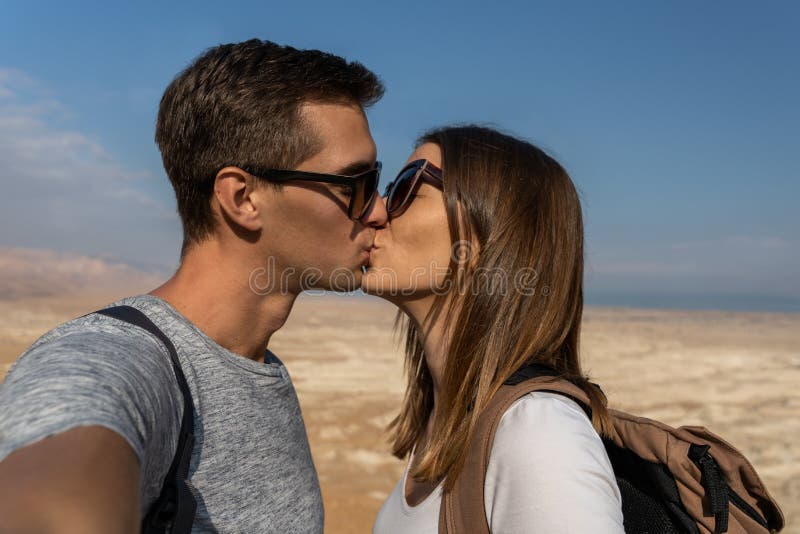 Giovani coppie che prendono un selfie nel deserto dell'Israele fotografie stock libere da diritti Giovani coppie che prendono un selfie nel deserto dell'Israele fotografie stock libere da diritti