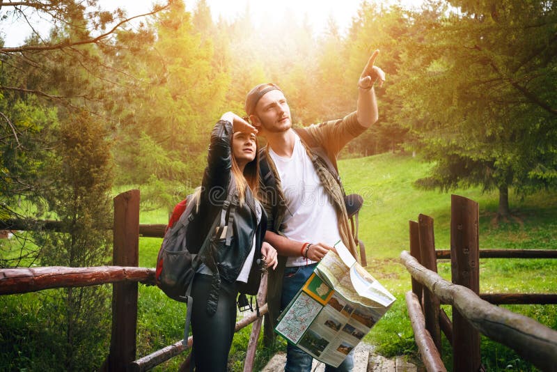 Giovani coppie che viaggiano in una natura Gente felice Stile di vita di viaggio