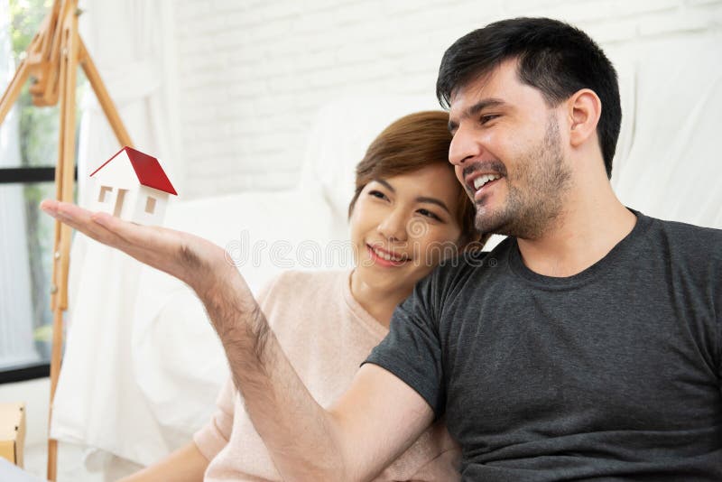 Giovani coppie con il modello della casa fotografia stock Giovani coppie con il modello della casa fotografia stock