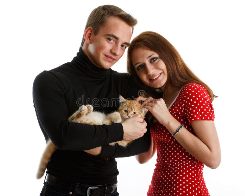 Giovani coppie con un gattino. immagini stock Giovani coppie con un gattino. immagini stock