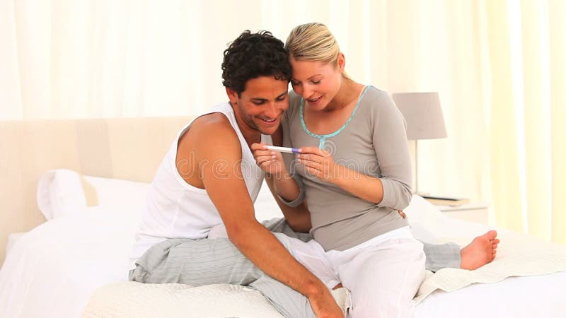 Giovani coppie con un test di gravidanza