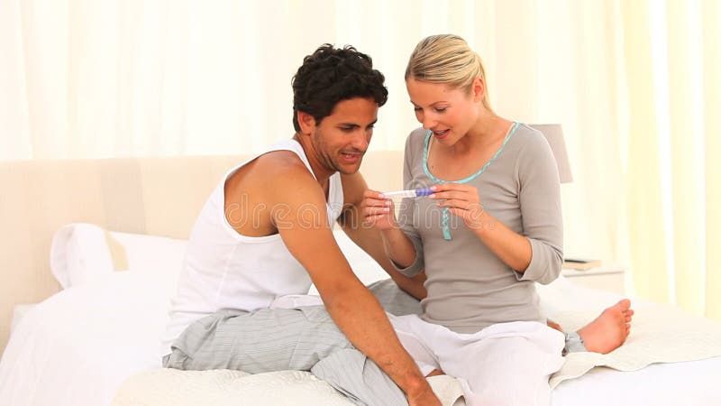 Giovani coppie con un test di gravidanza positivo