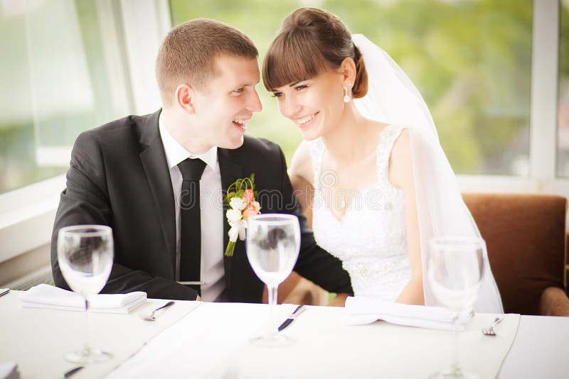 Giovani coppie di nozze in ristorante Sposo e sposa insieme fotografie stock libere da diritti Giovani coppie di nozze in ristorante Sposo e sposa insieme fotografie stock libere da diritti