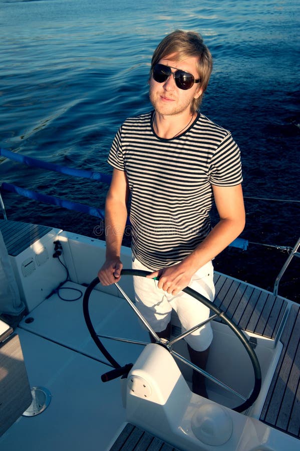 Giovani coppie felici su un yacht immagini stock Giovani coppie felici su un yacht immagini stock