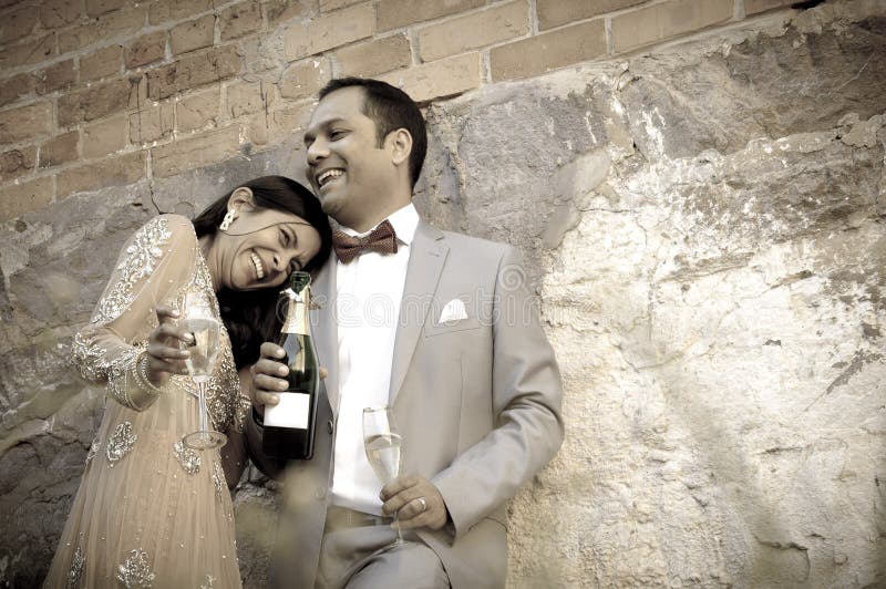 Giovani coppie indiane nuziali che flirtano insieme all'aperto immagini stock libere da diritti Giovani coppie indiane nuziali che flirtano insieme all'aperto immagini stock libere da diritti