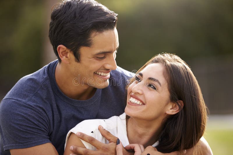 Giovani coppie ispane che se esaminano che sorride, fine su immagini stock libere da diritti