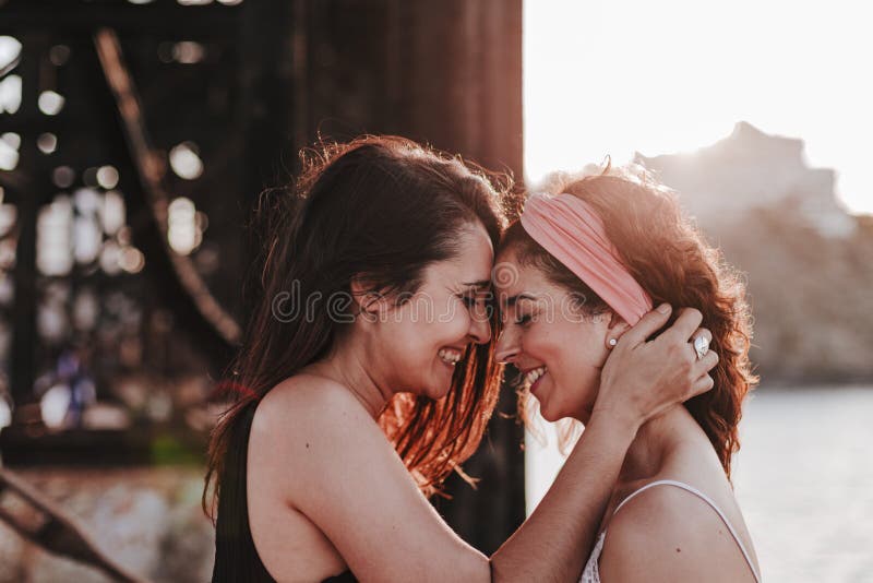 Giovani coppie lesbiche che abbracciano al tramonto all'aperto Stile di vita e concetto di orgoglio L'amore ? amore fotografia stock Giovani coppie lesbiche che abbracciano al tramonto all'aperto Stile di vita e concetto di orgoglio L'amore ? amore fotografia stock