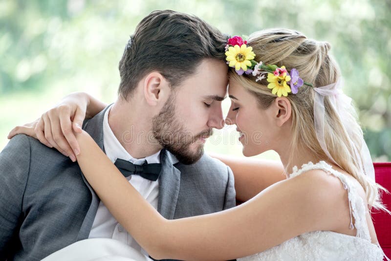 giovani coppie nella sposa e nello sposo di nozze di amore che baciano nel parco newlyweds Ritratto del primo piano di un bello a fotografia stock libera da diritti giovani coppie nella sposa e nello sposo di nozze di amore che baciano nel parco newlyweds Ritratto del primo piano di un bello a fotografia stock libera da diritti