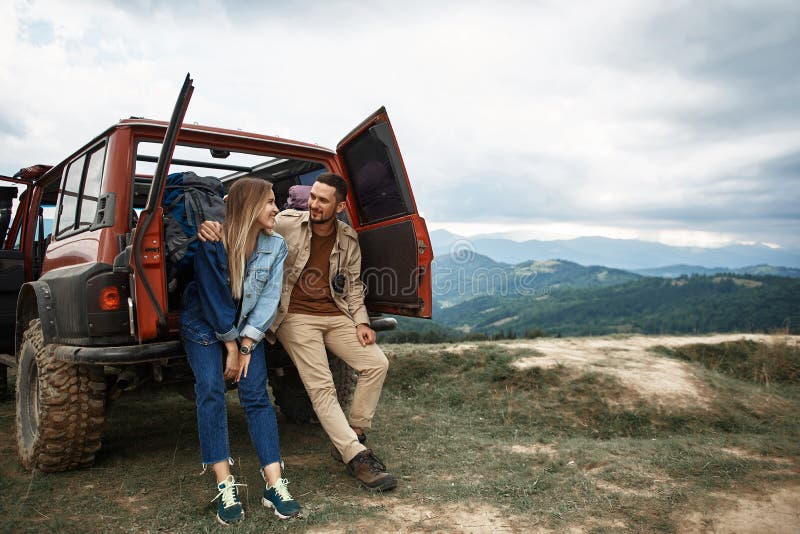 Giovani coppie piacevoli che scoprono la bellezza delle montagne carpatiche fotografia stock libera da diritti Giovani coppie piacevoli che scoprono la bellezza delle montagne carpatiche fotografia stock libera da diritti
