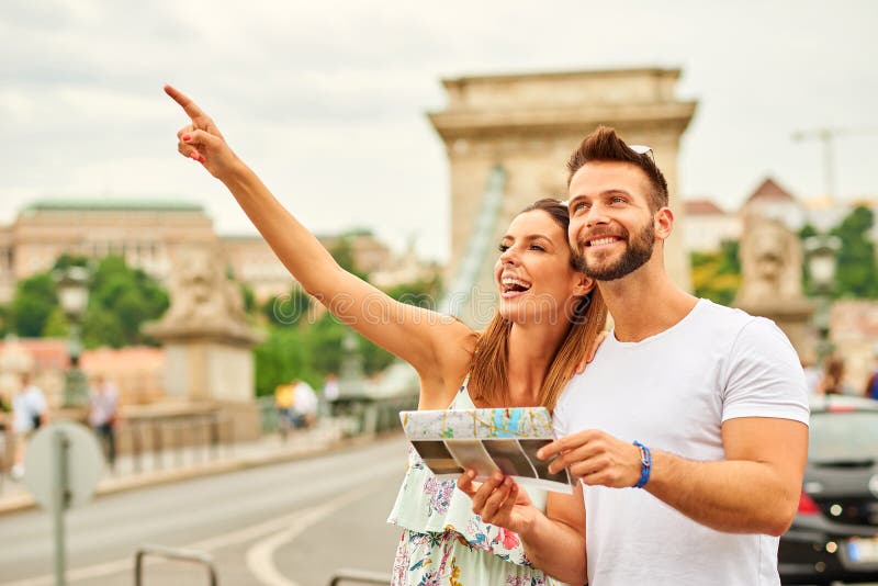 Giovani coppie turistiche fotografie stock libere da diritti Giovani coppie turistiche fotografie stock libere da diritti