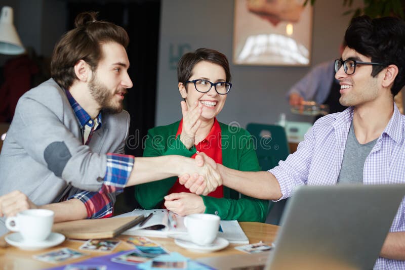 Giovani creativi che fanno una scommessa fotografia stock libera da diritti Giovani creativi che fanno una scommessa fotografia stock libera da diritti