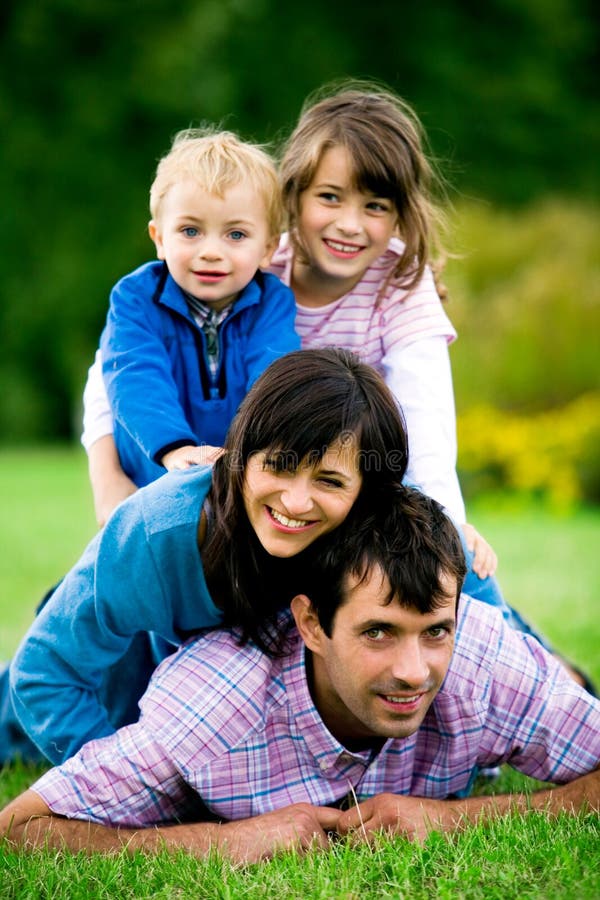 giovani della sosta della famiglia fotografie stock giovani della sosta della famiglia fotografie stock