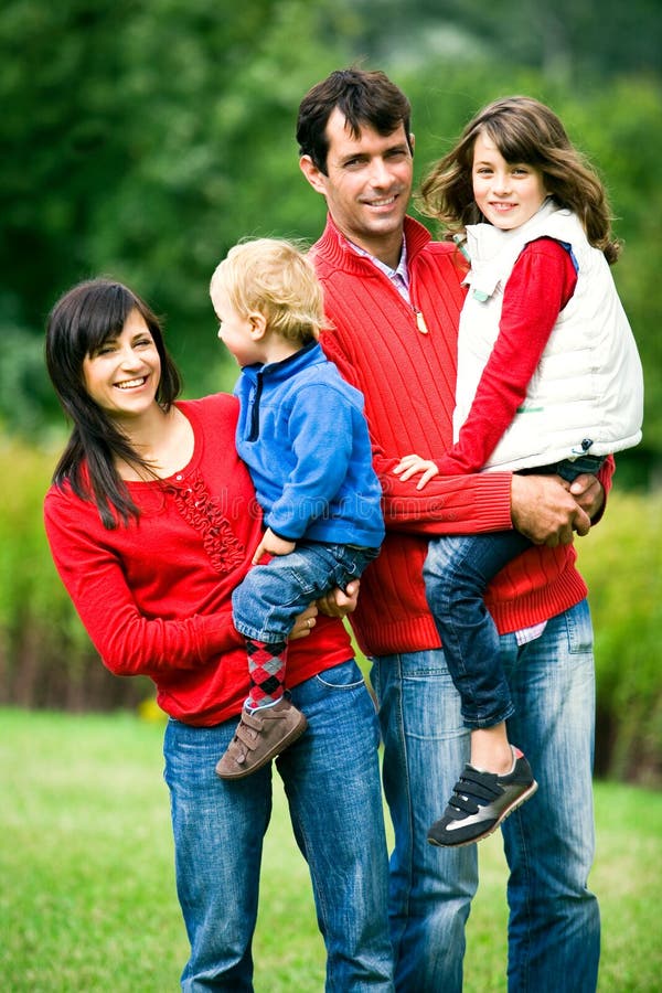 giovani della sosta della famiglia fotografia stock giovani della sosta della famiglia fotografia stock