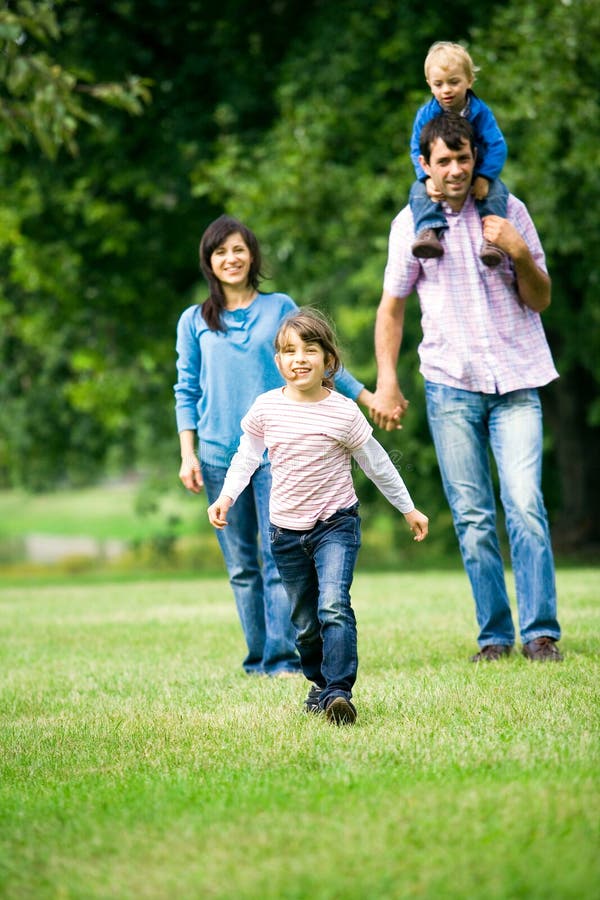 giovani della sosta della famiglia fotografia stock giovani della sosta della famiglia fotografia stock