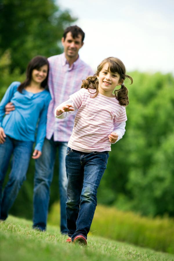 giovani della sosta della famiglia fotografia stock giovani della sosta della famiglia fotografia stock