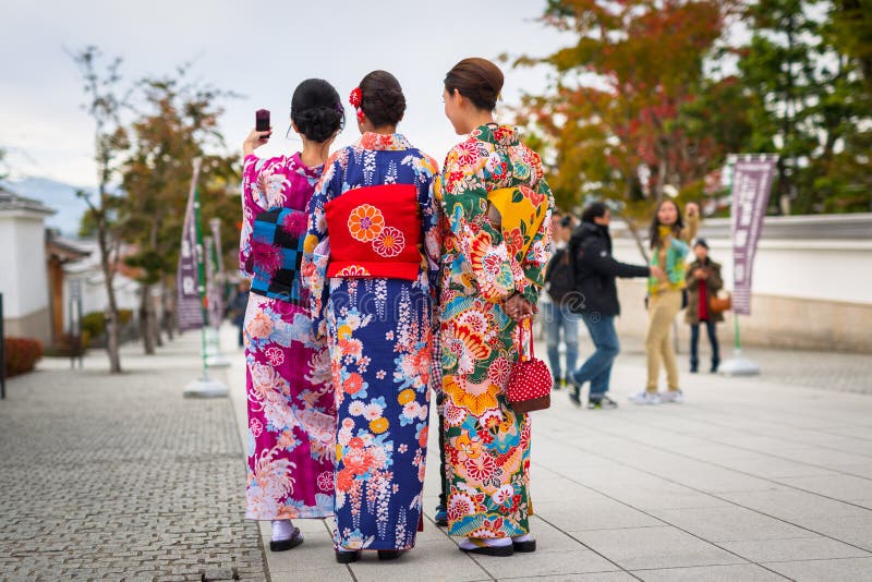 Giovani donne che portano i kimono giapponesi tradizionali immagini stock Giovani donne che portano i kimono giapponesi tradizionali immagini stock