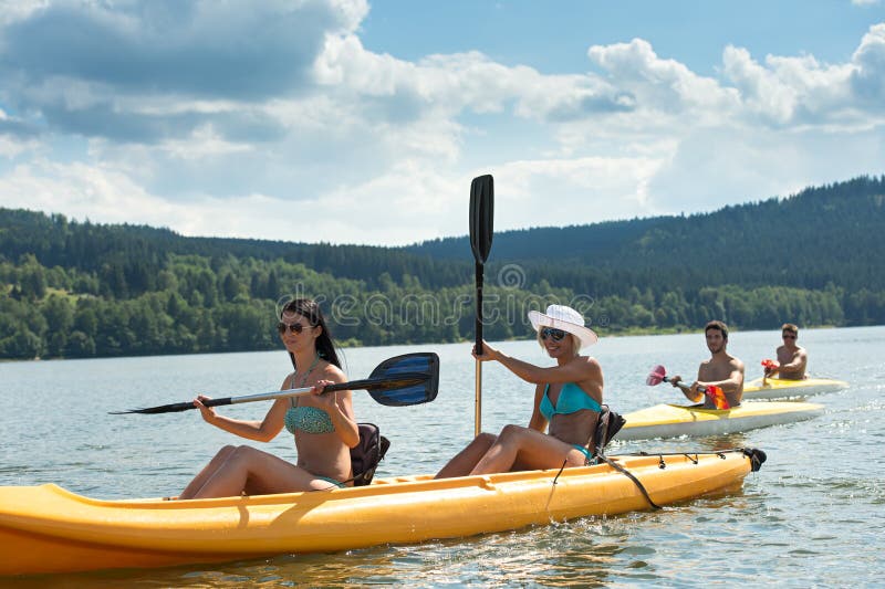 Giovani studenti che kayaking nel sole fotografie stock Giovani studenti che kayaking nel sole fotografie stock