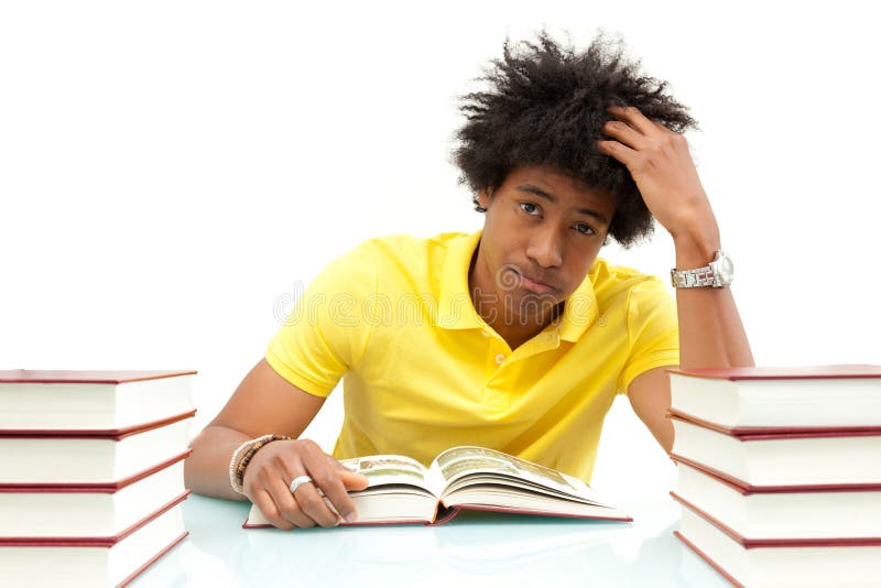 Giovani libri di lettura afroamericani dello studente - gente africana immagini stock Giovani libri di lettura afroamericani dello studente - gente africana immagini stock