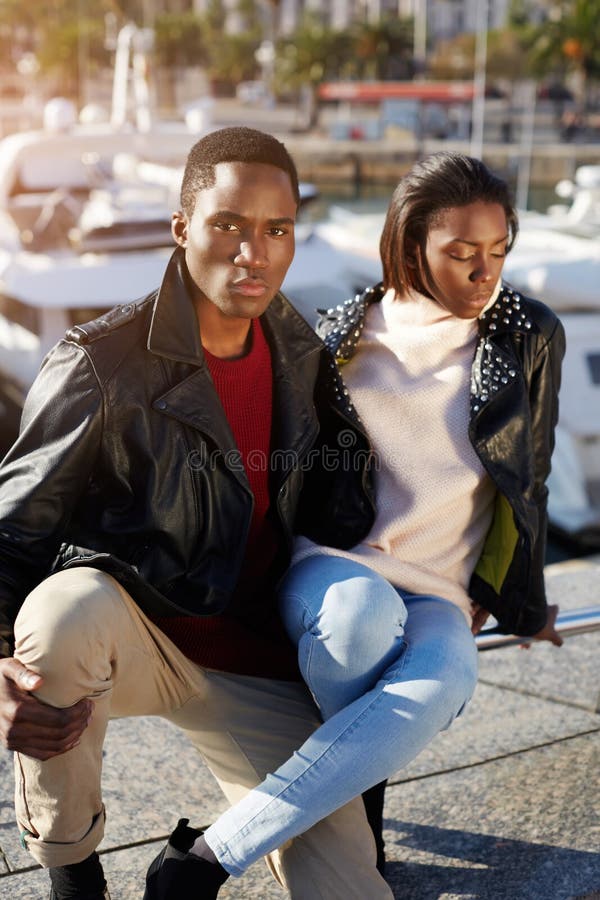Giovani modelli professionali alla moda del ritratto che posano all'aperto fotografie stock Giovani modelli professionali alla moda del ritratto che posano all'aperto fotografie stock