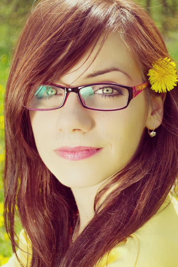 Download Giovani Poco Profondi Della Donna Della Sosta Di Dof Immagine Stock - Immagine di erba, dandelion: 56885855