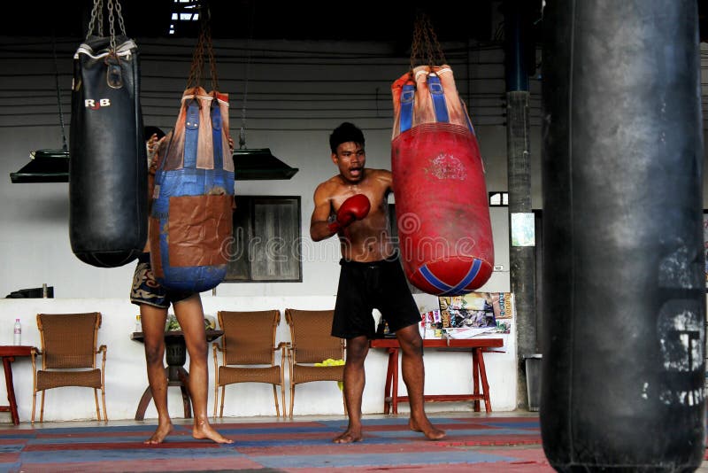 Giovani pugili di Mao Thai nel corso di formazione fotografia stock libera da diritti Giovani pugili di Mao Thai nel corso di formazione fotografia stock libera da diritti