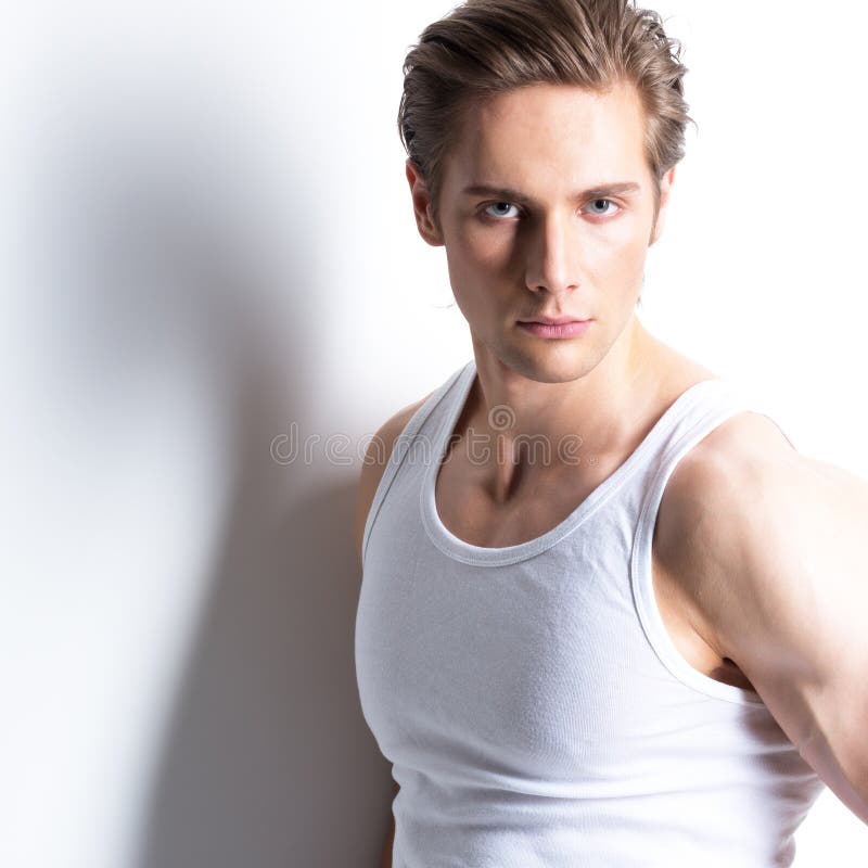 giovani sexy del ritratto dell'uomo di modo fotografia stock giovani sexy del ritratto dell'uomo di modo fotografia stock