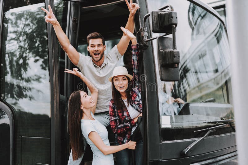 Giovani sorridenti che viaggiano sul bus turistico